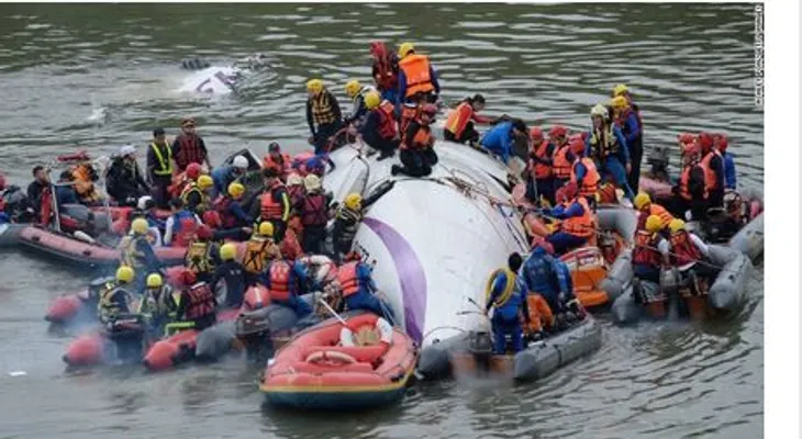 25 muertos: Avión de TransAsia Airways cae a río en Taiwán (Video)