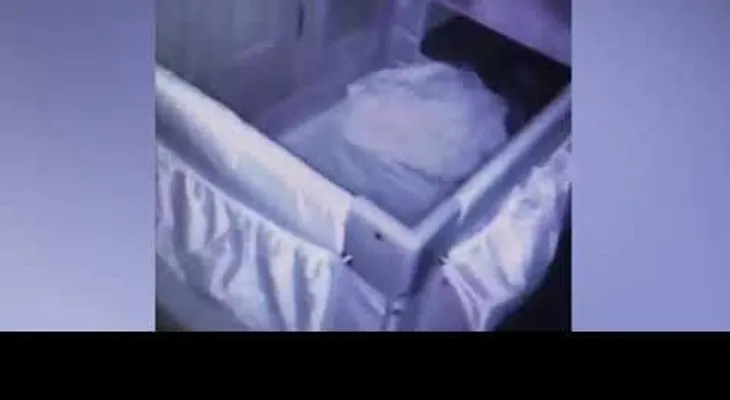Querían saber por qué lloraba su bebé y lo que graban es espeluznante