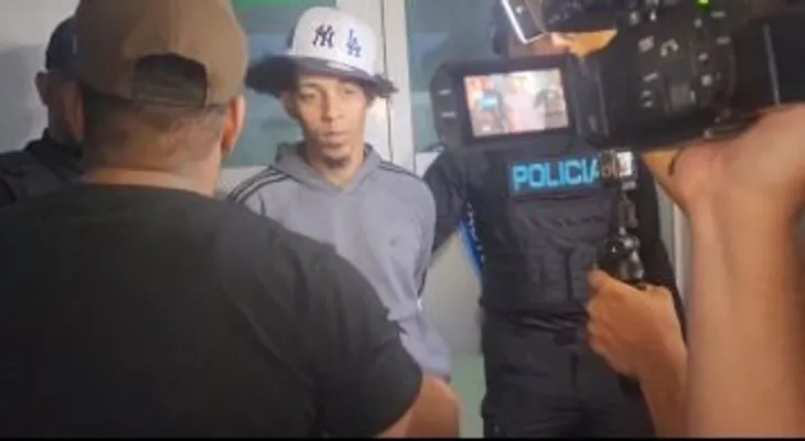 Hombre se entrega en Santiago tras ser vinculado a asalto contra patrulla mixta