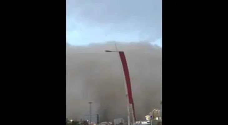 Una enorme tormenta de arena se come un pueblo saudita