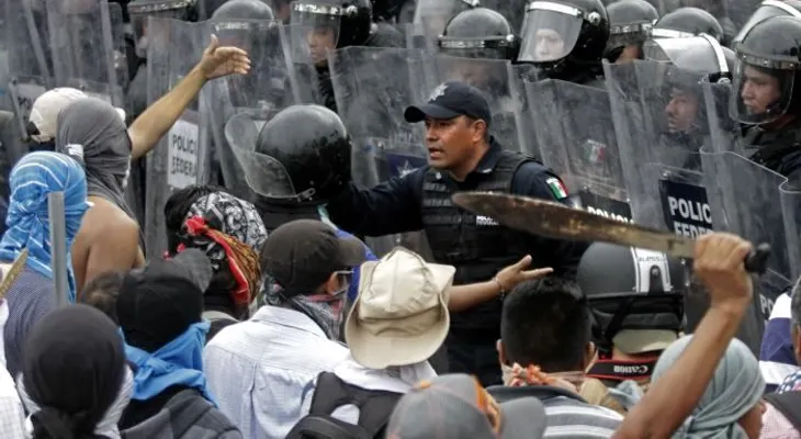 Marchan a aeropuerto Acapulco por 43 desaparecidos 