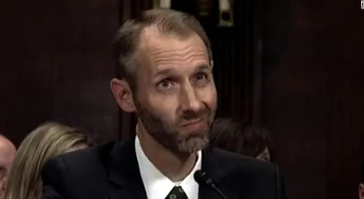 El candidato judicial de Trump se retira tras el video viral de su atropellada audiencia