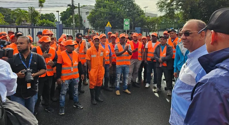 MOPC y Comipol refuerzan brigadas con más de 500 hombres para limpieza y retiro de escombros en vías