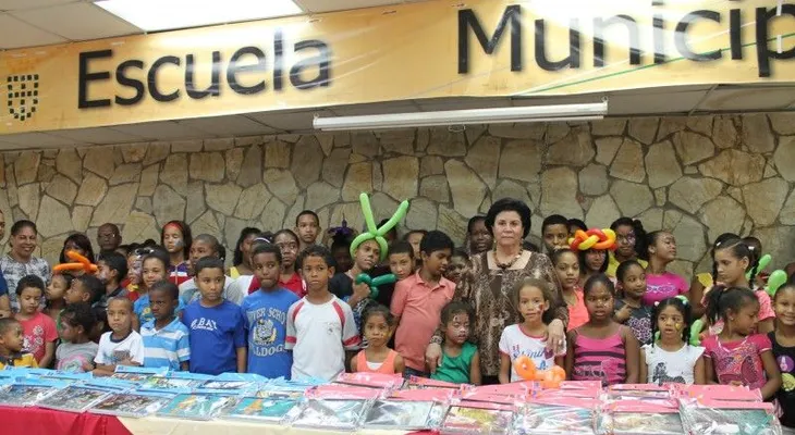 El ADN entrega útiles escolares  a niños pobres
