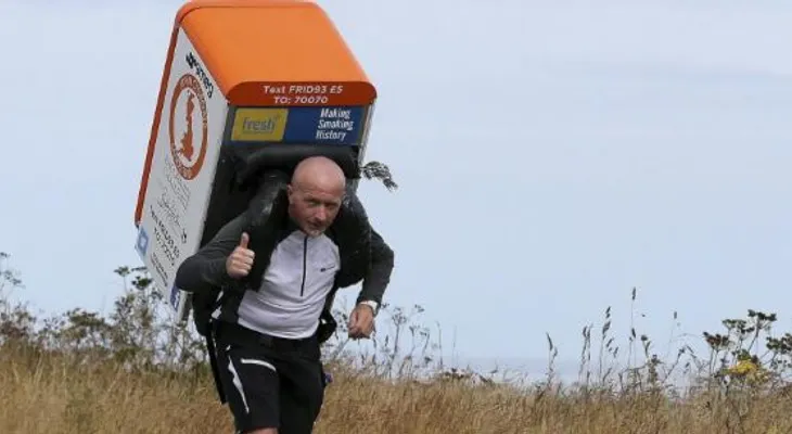 Corre a través de Gran Bretaña con un a nevera a cuestas  