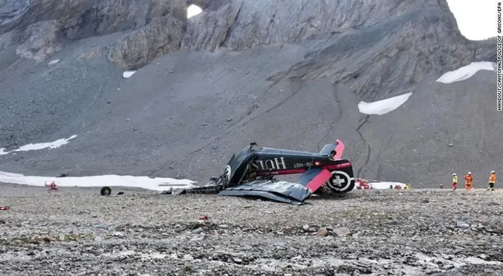 Un avión antiguo se estrella en los Alpes suizos y deja 20 muertos
