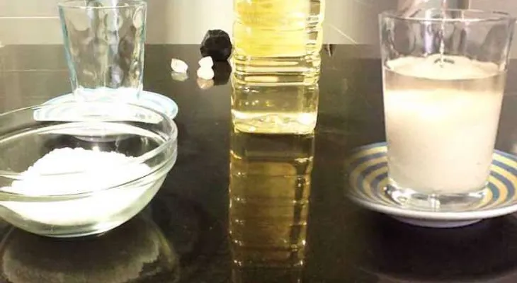 Agua con vinagre y sal dentro de la casa, y esto pasa en 24 horas