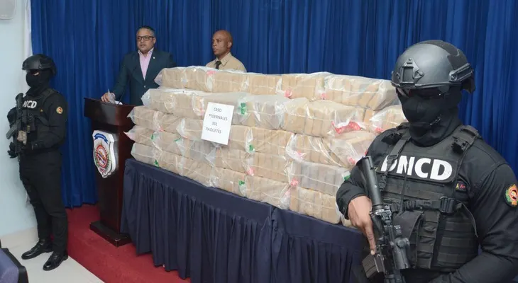 Ocupan 351 paquetes presumiblente cocaína en costas de Pedernales