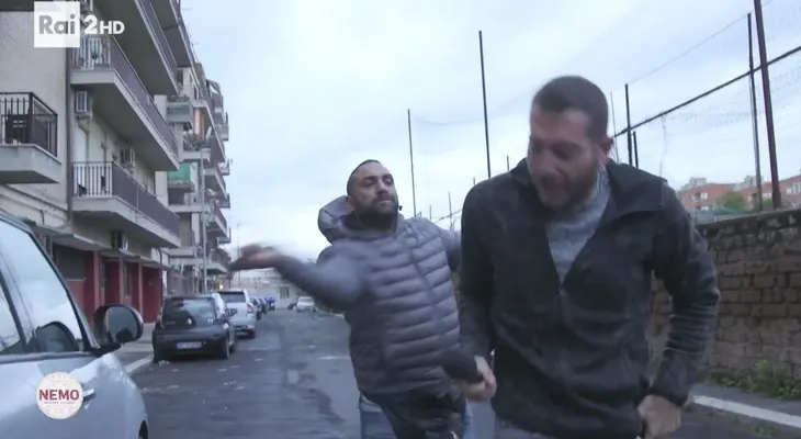 Un mafioso le da una brutal golpiza a un periodista de Italia