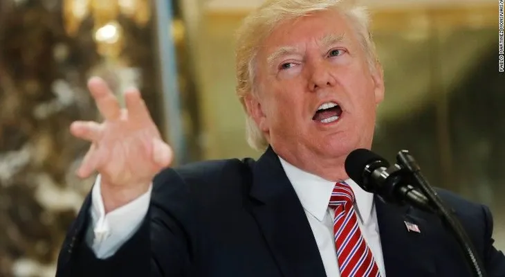 Trump dice, de nuevo, que "ambos lados" son culpables de la violencia en Charlottesville