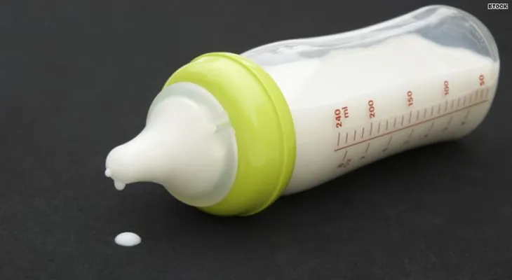 Padres le dan por error mezcla con vodka a una bebé de 1 año