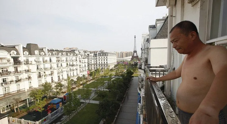 El profesor que construyó una montaña sobre la azotea de un edificio de 26 plantas