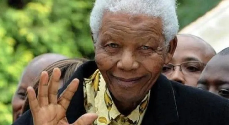 Ex presidente Mandela mejora, pero sigue grave......Fue Premio Novel