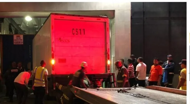 Camión choca con un carro y provoca accidente múltiple en avenida 27 de Febrero