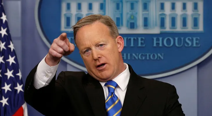 El vocero de Donald Trump vetó la entrada a nueve grandes medios a un encuentro con la prensa