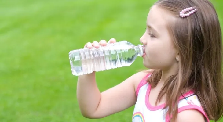 ¿Cómo fomentar el hábito de beber agua en los niños?