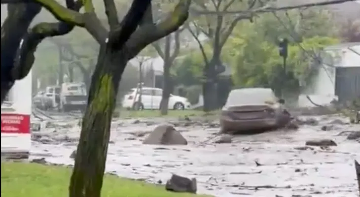 Aluvión en Las Condes arrastra vehículos y un autobús tras intensas lluvias en Santiago de Chile