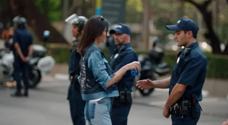 El anuncio de Kendall Jenner y Pepsi enfureció a las redes y a los activistas