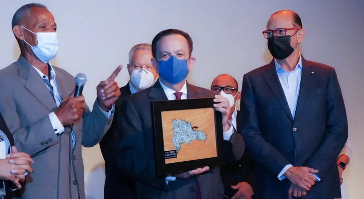 Gobernador Valdez Albizu recibe reconocimiento de artesanos
