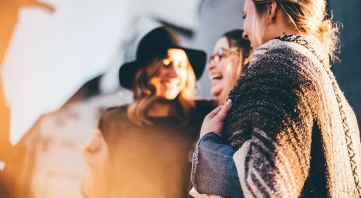 Las mujeres que hablan mucho viven por más años, según experto
