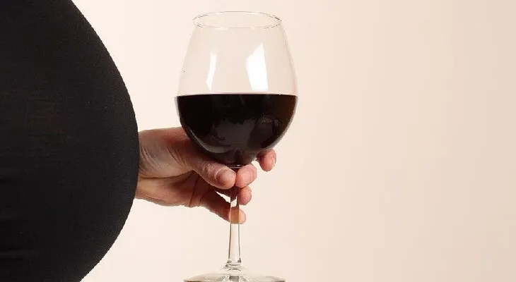 Es motivo de gran debate consumo o no de alcohol durante el embarazo