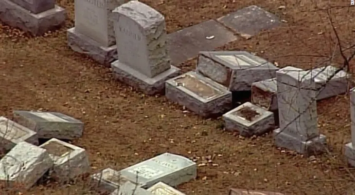Ivanka Trump rechaza vandalización de 100 lápidas en un cementerio judío