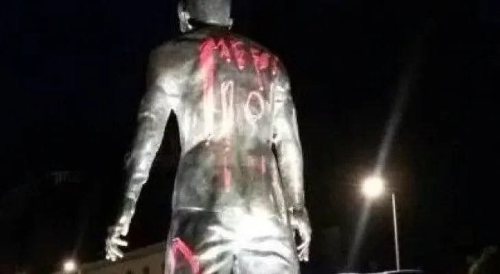 Pintan estatua de CR7 con nombre de Messi