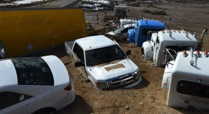 Inundación de lodo atrapa vehículos en carretera de California