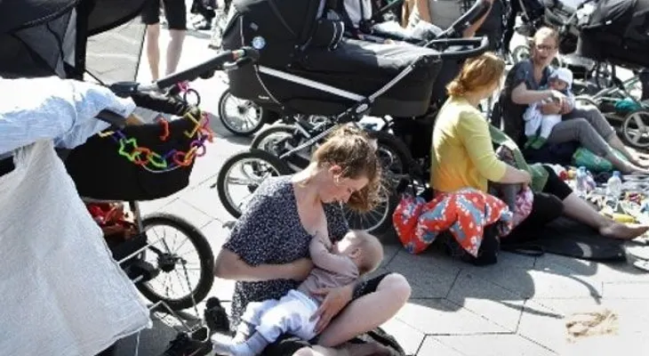 Madres protestan amamantando en público