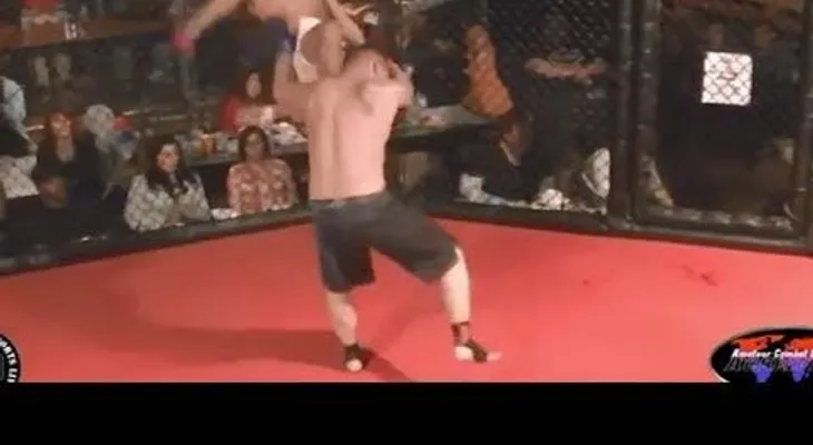 Increíble: Un boxeador se rinde para no seguir masacrando a su rival