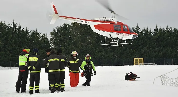 Encuentran a varias personas con vida en el lugar de la avalancha en Italia