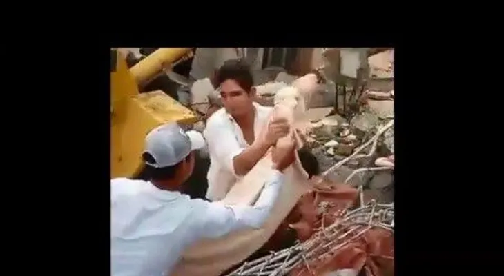 Autos y edificios tiemblan como juguete (Nuevo VIDEO terremoto en Ecuador)