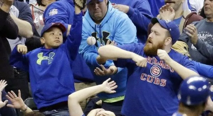 MLB recomienda que estadios tengan mallas entre dugouts