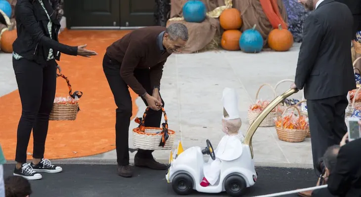 El 'papa' visita a Obama para celebrar el Halloween