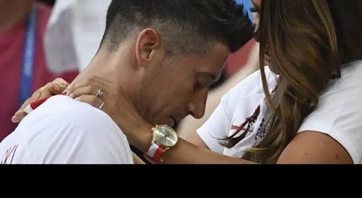 Robert Lewandowski recibe un consuelo de su esposa en el Mundial que recorre el MUNDO 