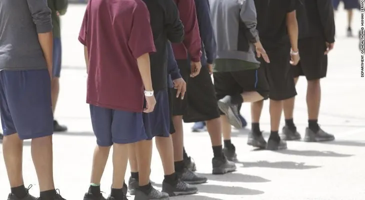 Así es por dentro el antiguo supermercado donde EE.UU. mantiene a 1.400 niños inmigrantes