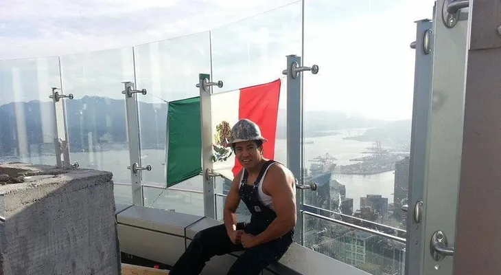 Mexicano puso una bandera de su país en lo alto de una Torre Trump en Canadá para enviarle un mensaje al magnate