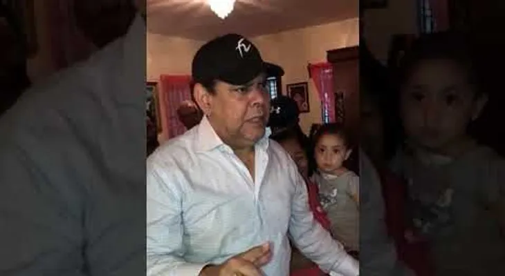 Fernando Villalona visita joven con cáncer que quería conocerlo y le da unas palabras de aliento