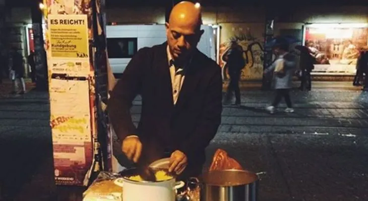Conmueve en la red, fotografía de hombre que reparte comida entre personas sin hogar 