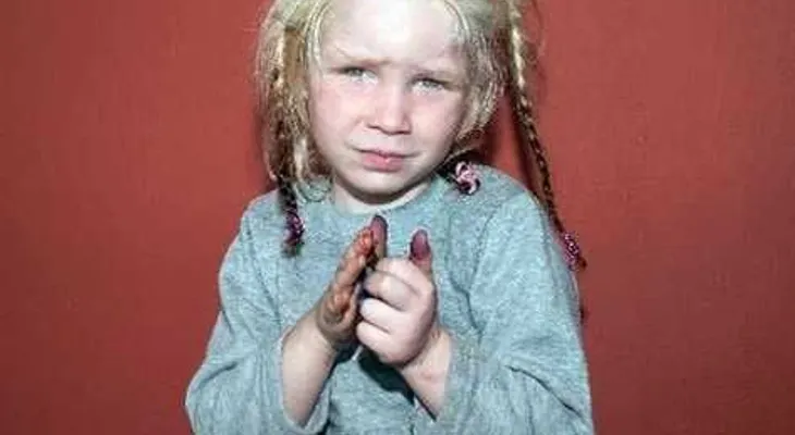 Miles de llamadas tras descubrimiento de niña rubia en campo gitano en Grecia