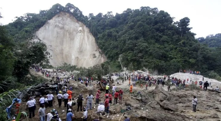 Sube a 31 la cifra de muertos y 100 desaparecidos por derrumbe de tierra en Guatemala