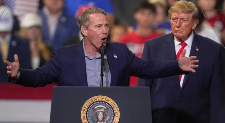 Trump vuelve a comentar el físico del senador Jon Husted y desata bromas en reunión republicana de Ohio