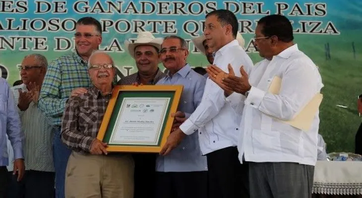Presidente Medina asegura apoyo a agropecuarios de Yamasá