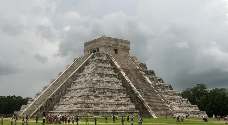 Arqueólogos descubren torre de cráneos de 500 años y otro horrible misterio azteca