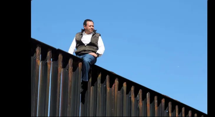 Diputado mexicano escaló el muro en la frontera para enviar un mensaje a Trump