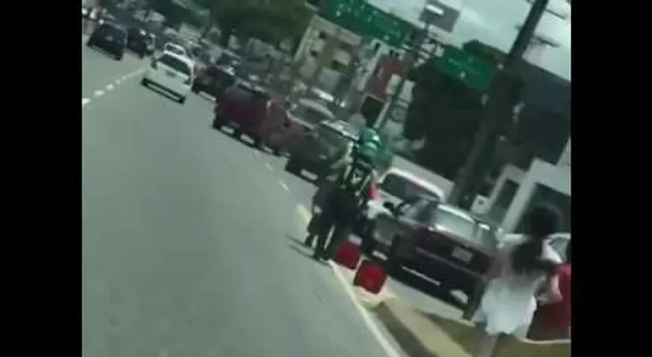 Conductor se desmaya y la yipeta baja sola por elevado y choca