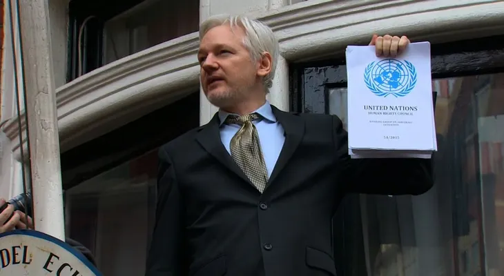Un tribunal sueco mantiene la orden de arresto contra Assange