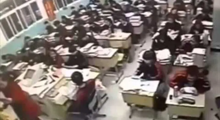 Video: Chinito presionado por examen, se tira por la ventana