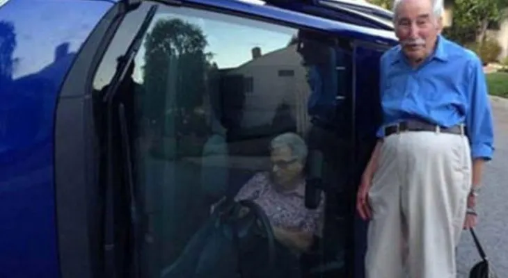 Foto de abuelita atrapada en su auto volcado causa revuelo en la web