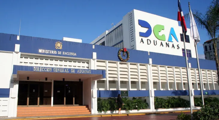 Descargan exempleados de Aduana acusado de apropiarse de dinero que trajo una "mula"